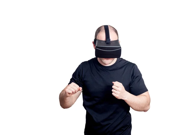 Mannen med virtual reality-glasögon striderna i ett spel — Stockfoto