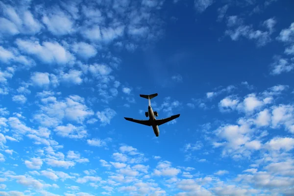 Gamla ryska flygplan och klar himmel — Stockfoto