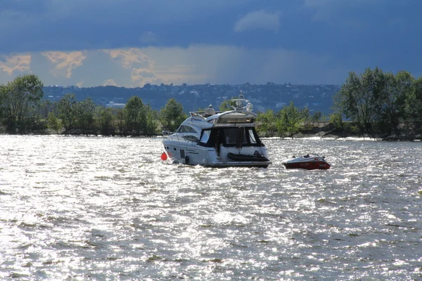 Boot Auf Dem Fluss — Stockfoto