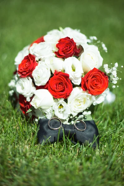 Bouquet da sposa con fedi nuziali — Foto Stock