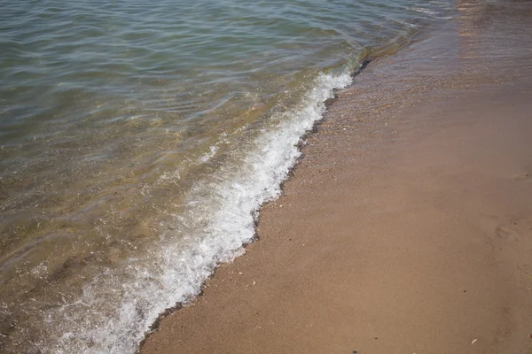 Praia de areia junto ao mar — Fotografia de Stock