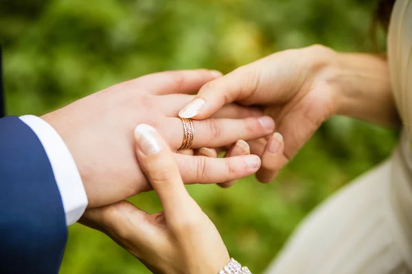 Vőlegény menyasszony gyűrűt visel az ujját — Stock Fotó