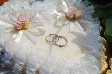 Alyans yüzük için bir yastık üzerinde