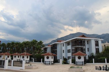 Palmiye ağaçlarının arasında bir otel binası