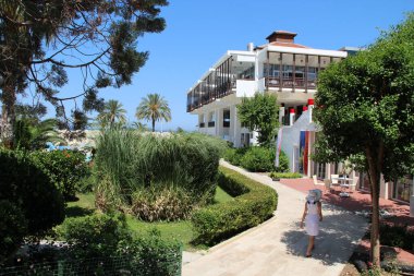 Palmiye ağaçlarının arasında bir otel binası