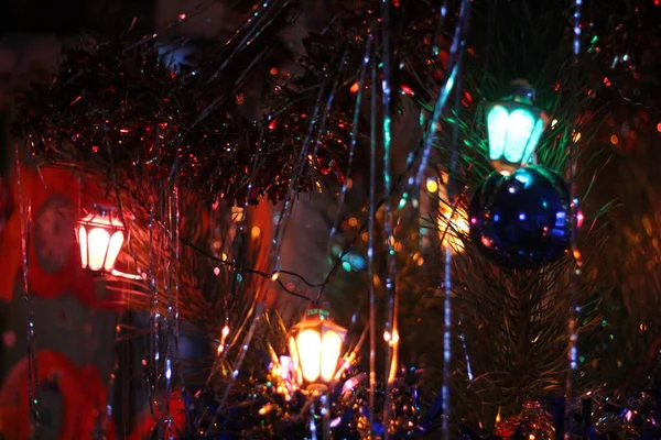 クリスマスツリーの美しいガーランドが近くにあり — ストック写真