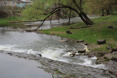taş köprünün altındaki eski bir nehrin ağzı.