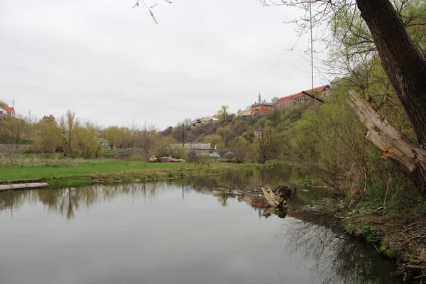 Monding Van Een Oude Rivier Onder Stenen Brug — Stockfoto