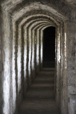 Eski tarihi bir şatonun dar koridoru