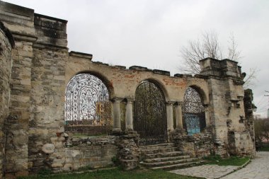 Eski taş kale binasının bir parçası.