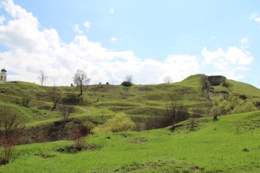 Eski binaların yanında güzel yeşil tepeler