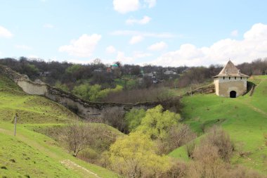 Eski binaların yanında güzel yeşil tepeler