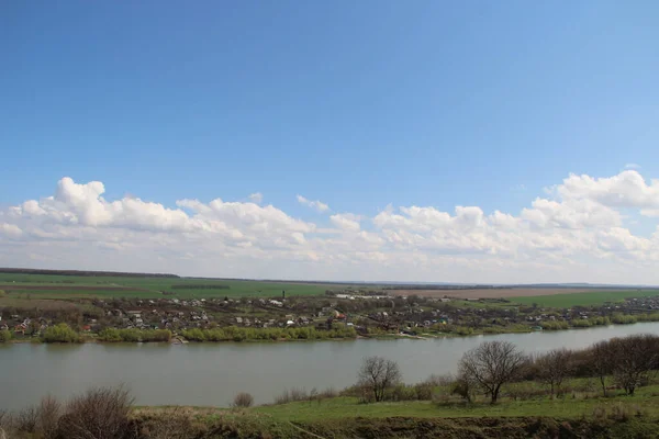 Een Rivierbedding Het Dorp Uitzicht Vanaf Een Hoogte — Stockfoto