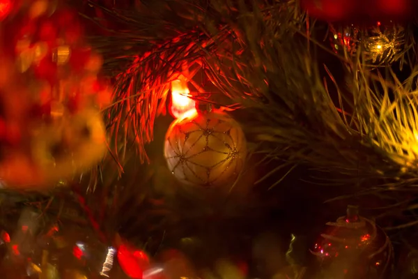 Een Bal Bloemenslinger Kerstboom — Stockfoto