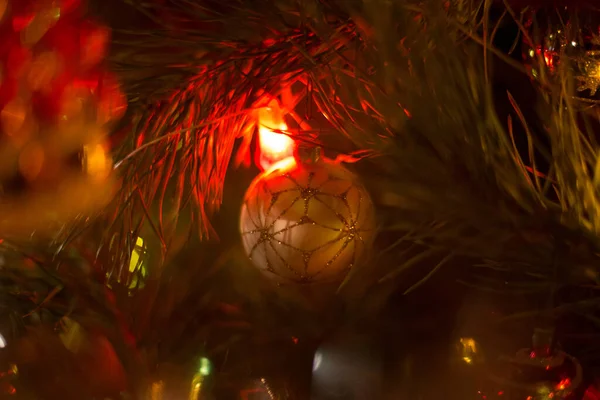 Een Bal Bloemenslinger Kerstboom — Stockfoto