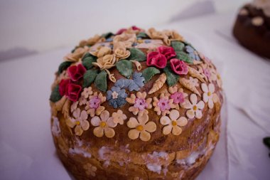 Masadaki şenlikli ekmek tatil değildir.