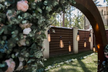 Tören için yuvarlak düğün kemerinde bir ampul.