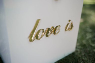 Yazıt aşkı çimlerin üzerindeki tahta kutunun üzerinde.