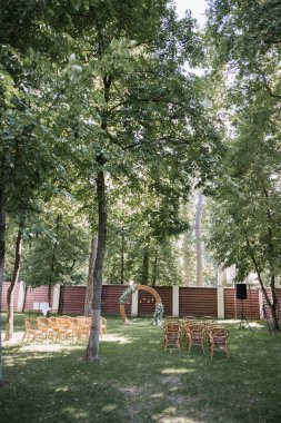 Törende parkta yuvarlak bir düğün kemeri.