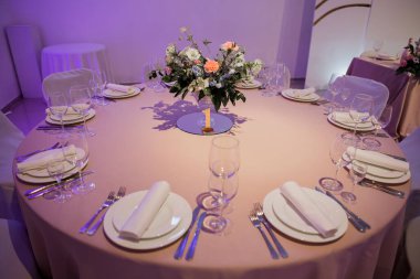 Restorandaki düğün masasının dekoru.