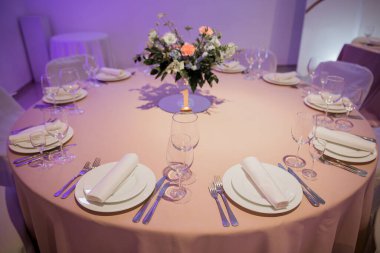 Restorandaki düğün masasının dekoru.