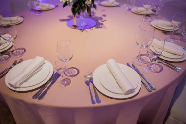 Restorandaki düğün masasının dekoru.