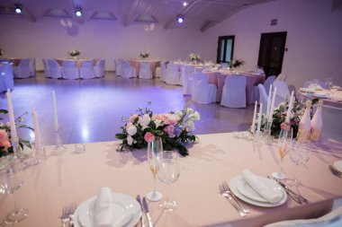 Restorandaki düğün masasının dekoru.