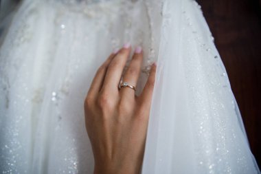 Gelinliğinde yüzük olan bir gelin eli