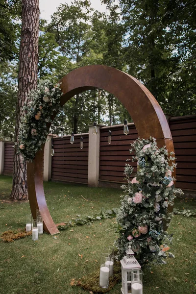 Törende parkta yuvarlak bir düğün kemeri.