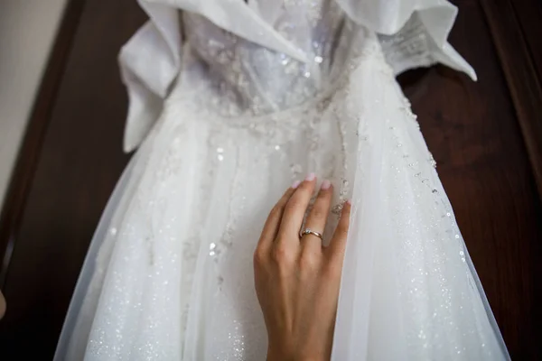 Een Hand Van Bruid Met Ring Trouwjurk — Stockfoto