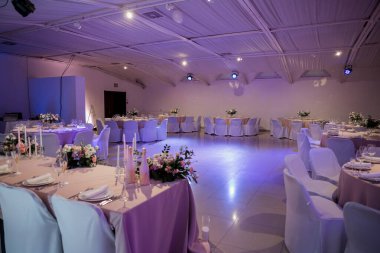 Restorandaki düğün masasında yemek ve dekor.