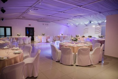 Restorandaki düğün masasında yemek ve dekor.