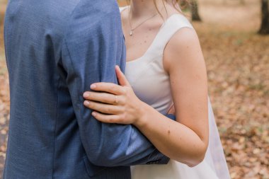 Damat ve gelin sonbahar parkında evleniyorlar.