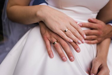 Gelin ve damat elleri ve alyansları