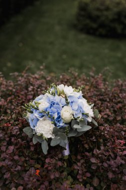 Gelinlik çiçekleri ve altın alyanslar