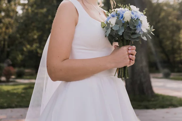 Una Sposa Che Tiene Bouquet Sposa Nel Parco — Foto Stock