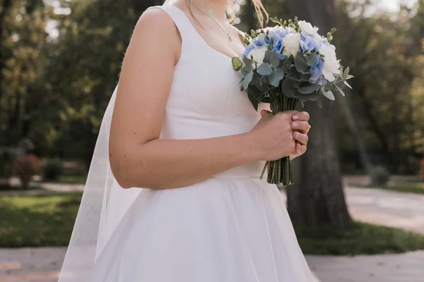 Pengantin Memegang Buket Pernikahan Taman — Stok Foto
