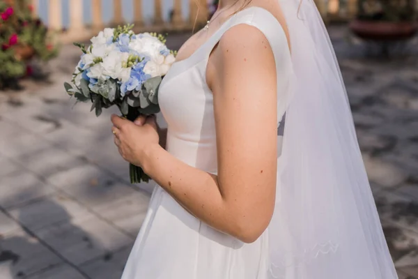 Uma Noiva Segurando Buquê Casamento Parque — Fotografia de Stock