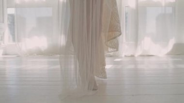 Gelinin ayakları düğünde ayakkabıyla odada.