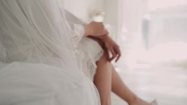 Gelin sabahleyin kanepede sabahlıkla