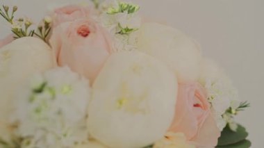 Açık renkli güzel düğün buketi.