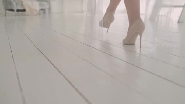 Πόδια Της Νύφης Παπούτσια Στο Δωμάτιο Στο Γάμο — Αρχείο Βίντεο