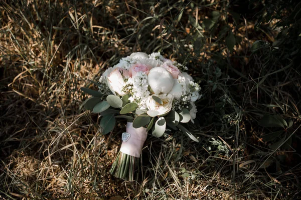 Vacker Brudbukett Blommor Gräset — Stockfoto