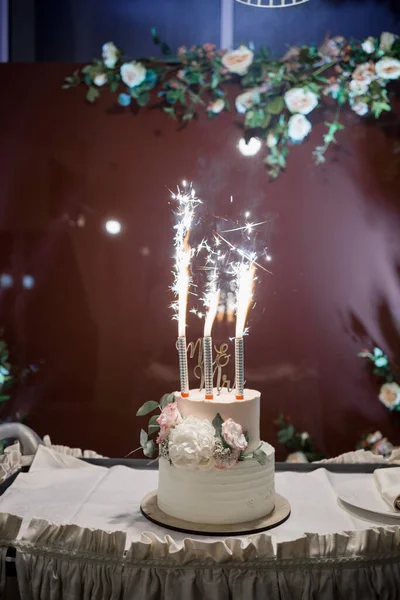 Красивий Весільний Торт Столі Вогнями — стокове фото