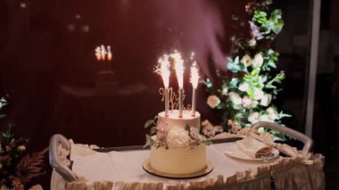 Restoranda ışıkları olan bir düğün pastası.