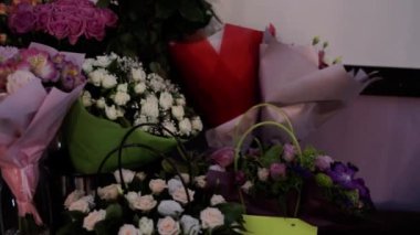 Noel 'de köşede çiçekler ve hediyeler