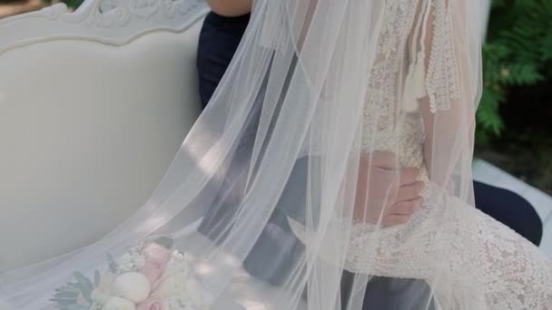 Жених Невеста Сидят Скамейке Саду — стоковое видео