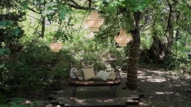 Büyük kristal avize yeşil bahçede.