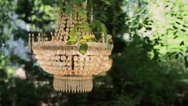 Gran Lámpara Araña Cristal Jardín Verde — Vídeos de Stock