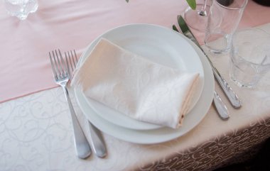 Düğün sofrasında bez peçete ve çatal bıçakla servis edilir.